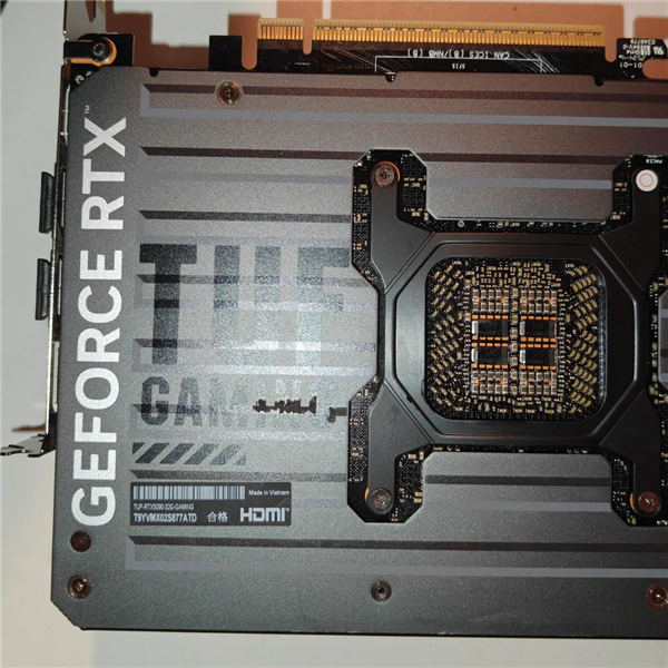 显卡575W功耗温度惊人!RTX 5090热到熔化延长线