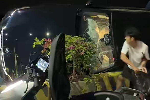 18岁小伙凌晨拆极核电池砸车救人：极核副总全网寻人送车