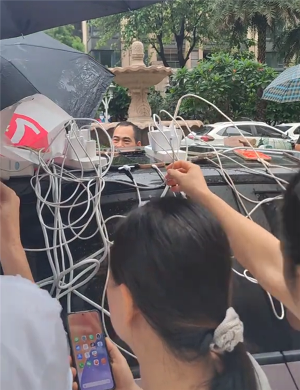 广西洪水致小区停电!比亚迪外放电立大功 车身插满手机充电器