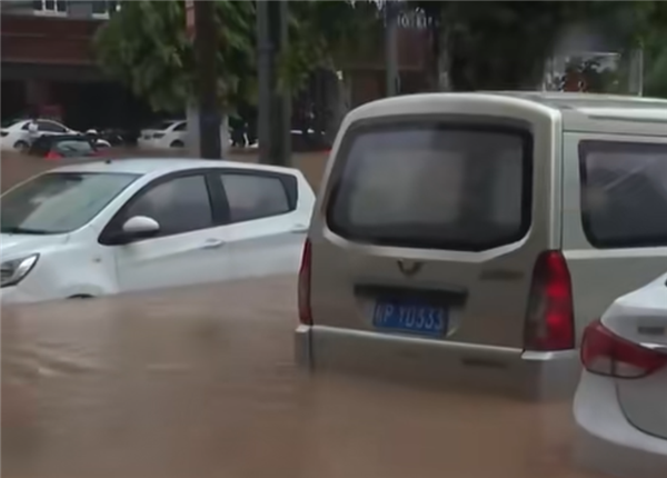熄火千万别二次启动!央视详解:暴雨致车辆泡水保险如何理赔