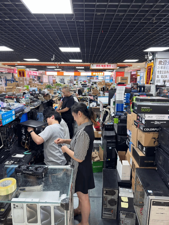 老外逛中国电脑城吃惊!没有标价 5090摆满地