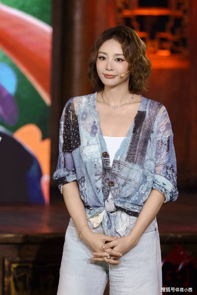 高叶换了微卷短发大变样，穿印花开衫+牛仔裤好洋气，差点认不出