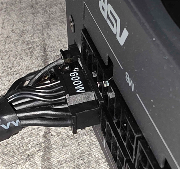 太惨了 同一用户两次遇到RTX 5090烧接口!