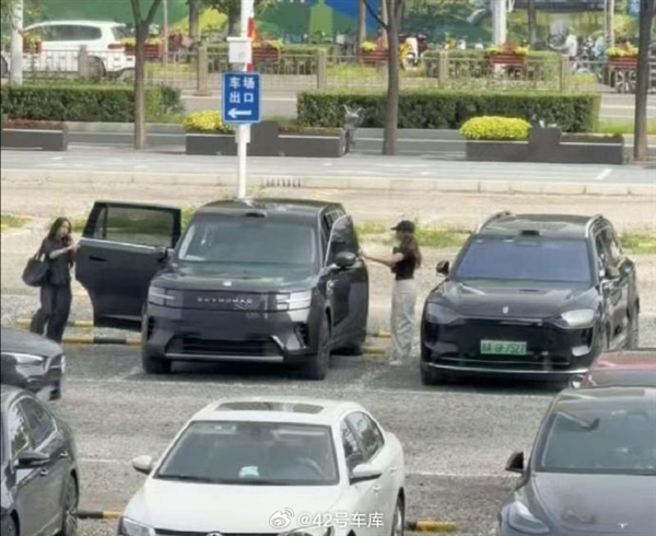 小米澎程N90、问界M9同框：明显大一圈 气场一点儿不怵