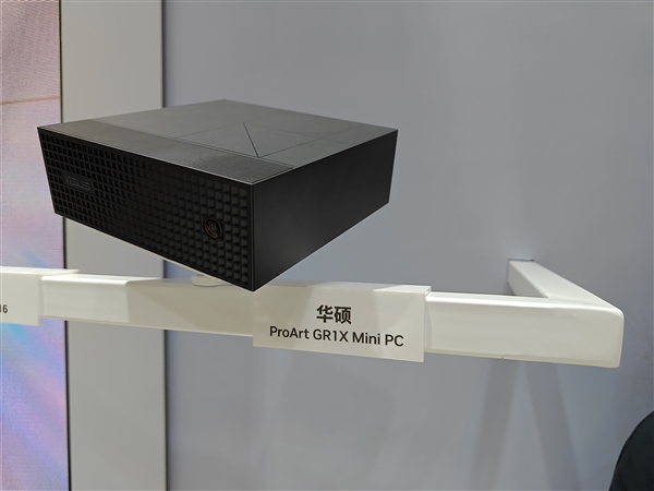 英伟达BW 2026超级芯片RTX Spark首展惊艳：巨型GPU墙成打卡地标