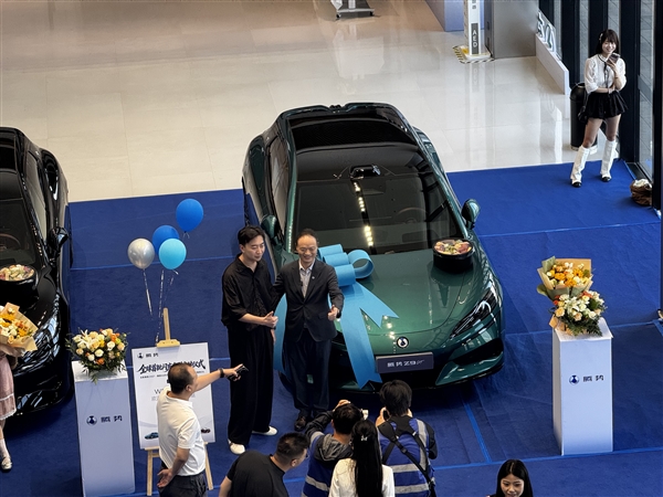 闪充站开始让车主忘掉加油站!腾势汽车全球首批闪充车型郑州站交付