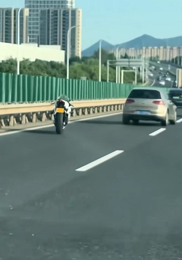 高架惊现“无人驾驶”820RR摩托车 张雪机车发文急寻车主:人找到 已骨折