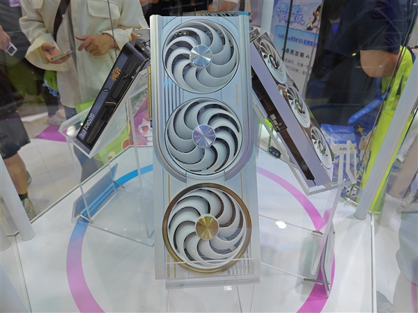七彩虹太懂玩家了:BW 2026把硬核和萌系全铺了一遍!