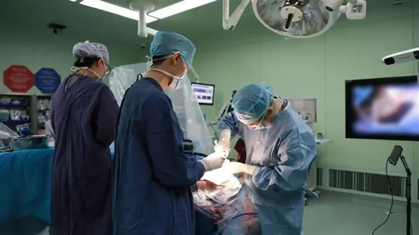 清华团队研发!全球首款脑机接口完成首例人体植入:马斯克输给中国80后
