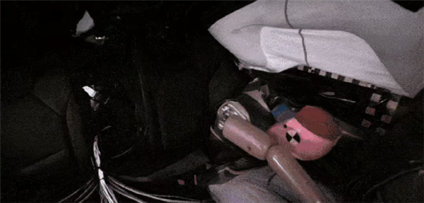 人称仁王盾的凯迪拉克 在碰撞测试里翻了大车