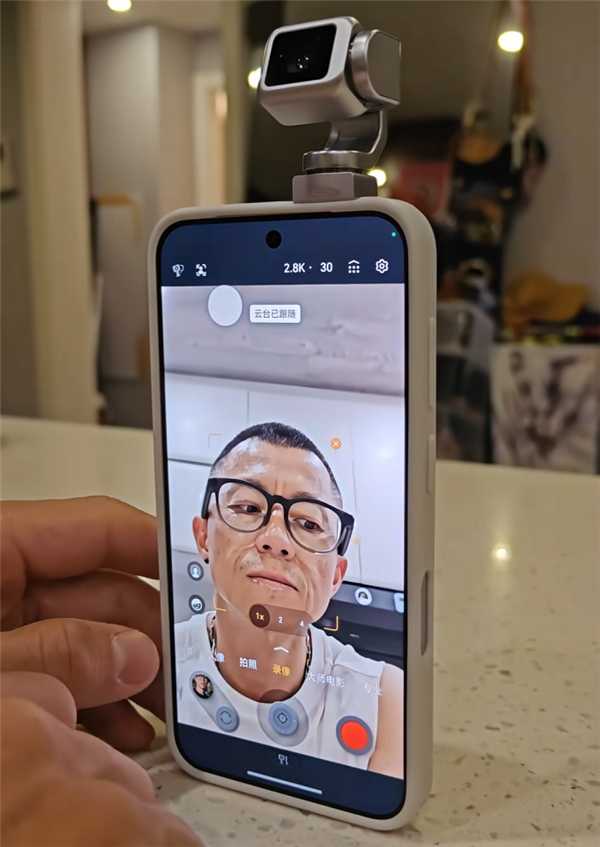 陈震抢先晒荣耀Robot Phone真机:4D云台主摄一键启动!支持360°追踪