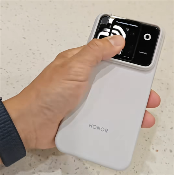 陈震抢先晒荣耀Robot Phone真机：4D云台主摄一键启动！支持360°追踪