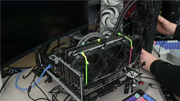 RTX 3080丧心病狂堆散热:360mm水冷+11个风扇全上!结果只提升不到5FPS