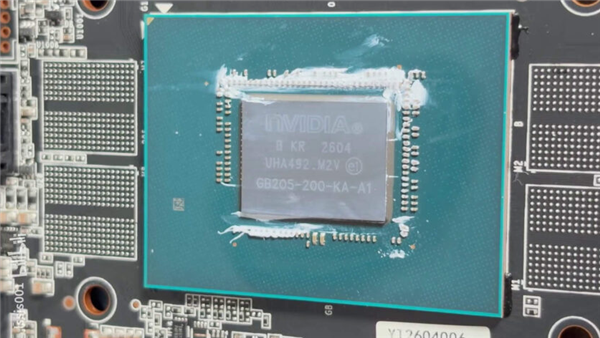 盈通RTX 5060也换芯了!GB206变GB205:大芯面积暴涨45%散热更稳