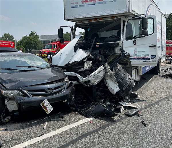美国搬家卡车失控连撞十多辆车:一特斯拉Cybertruck被拦腰截断
