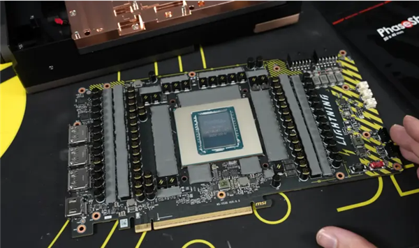 CPU满载800W仅53℃!玩家魔改微星闪电RTX 5090水冷:显卡温度直降11℃
