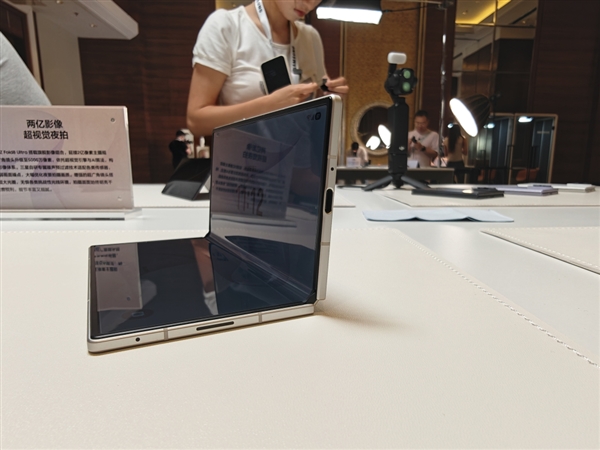 14999元!三星Galaxy Z Fold8 Ultra图赏:薄至8.9mm 仅重215g