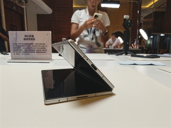 14999元!三星Galaxy Z Fold8 Ultra图赏:薄至8.9mm 仅重215g