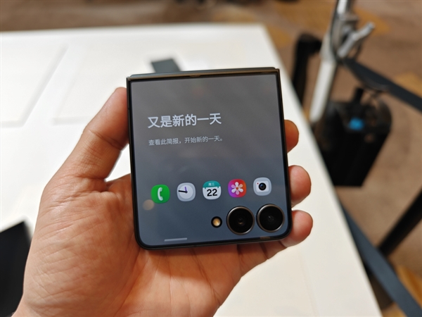 年度最强小折叠!三星Galaxy Z Flip8真机图赏:8999元起