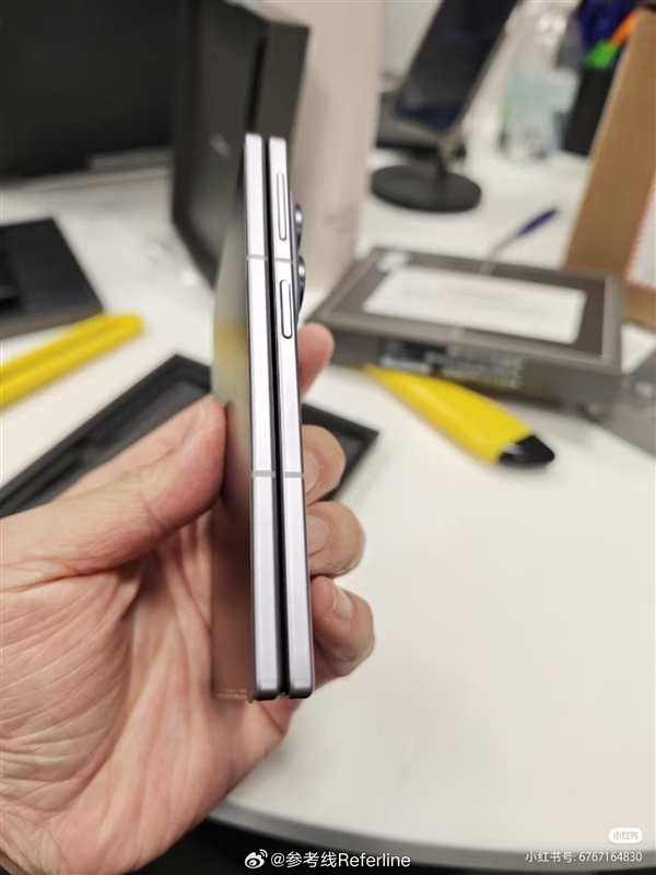 安卓首款阔折叠手机！三星Galaxy Z Fold 8真机上手图出炉 今晚发布