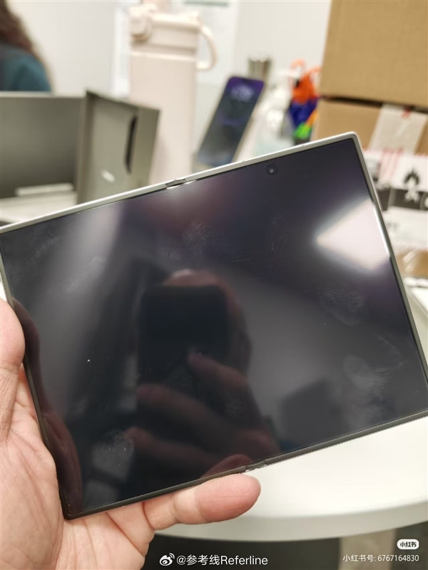安卓首款阔折叠手机！三星Galaxy Z Fold 8真机上手图出炉 今晚发布