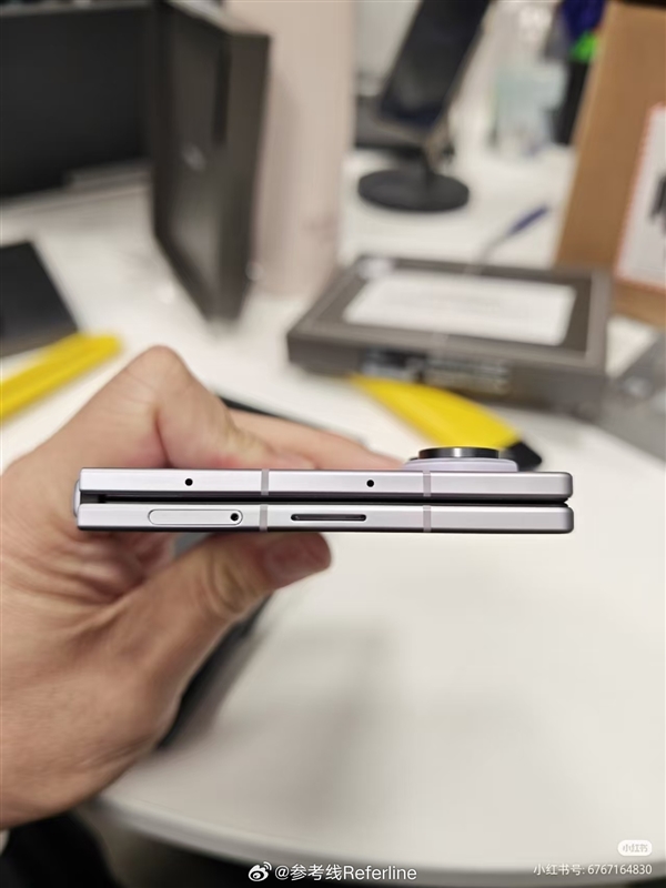 安卓首款阔折叠手机！三星Galaxy Z Fold 8真机上手图出炉 今晚发布