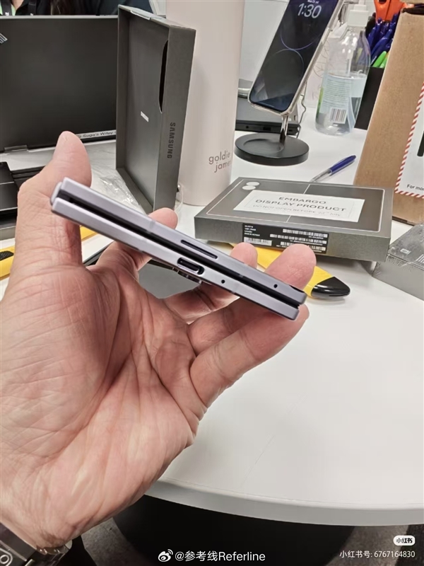 安卓首款阔折叠手机！三星Galaxy Z Fold 8真机上手图出炉 今晚发布