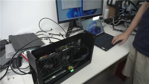 ARM笔记本终于能打游戏了!骁龙X Elite外接RTX 4060:赛博朋克2077跑44帧