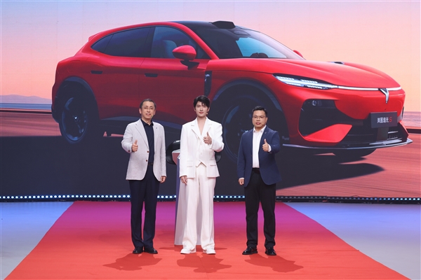顶配30.99万!岚图追光S预售1小时订单破万:杨洋当场下订成001号车主