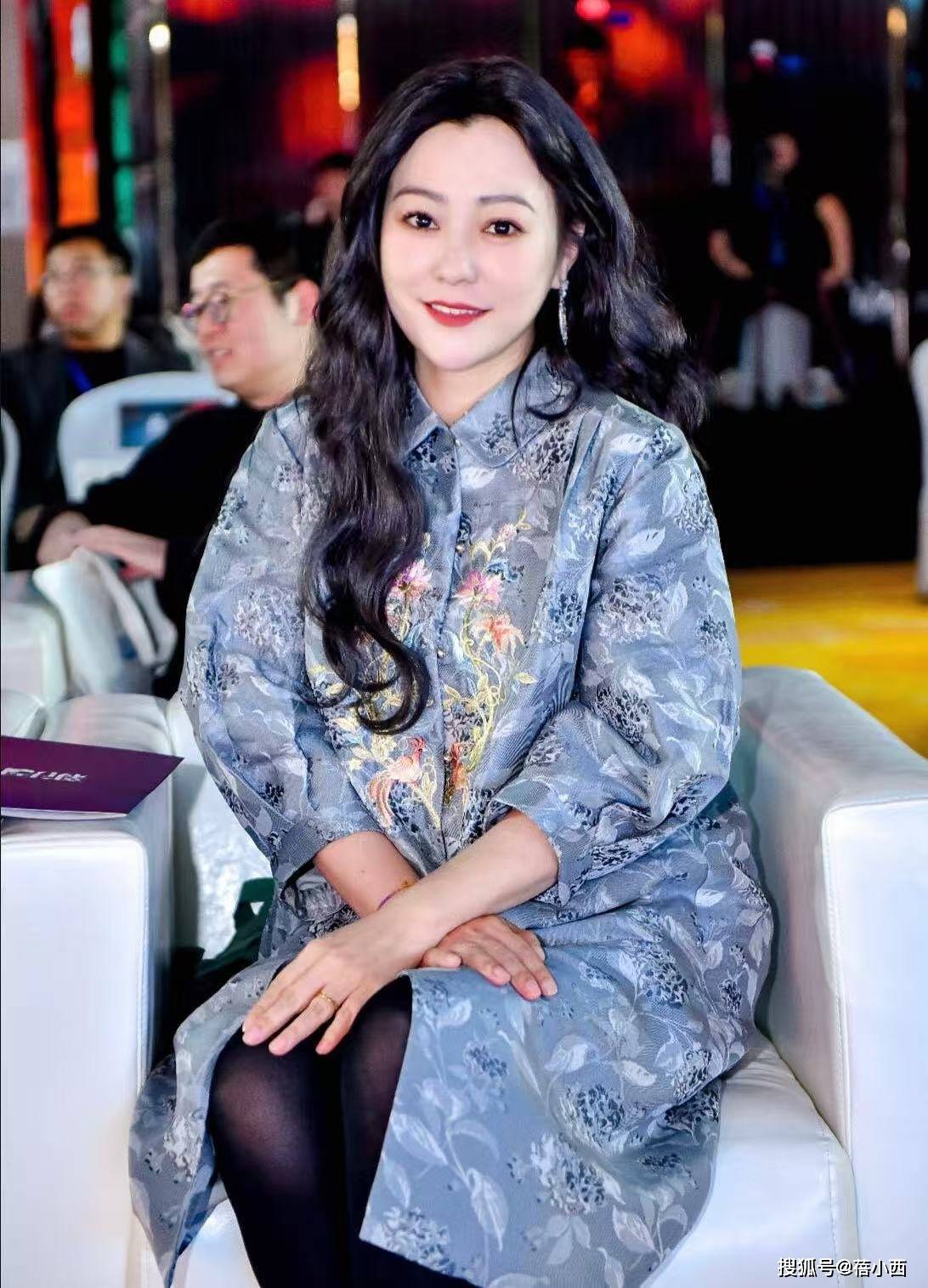 “郝蕾”留回长发后像换了个人，穿新中式好贵气，美到差点认不出