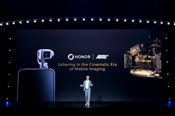 首款机器人手机未发先火！荣耀Robot Phone全渠道预约量超20万