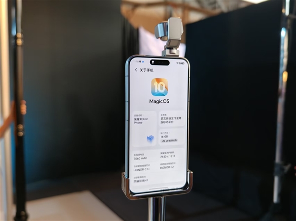 荣耀Robot Phone真机上手:首创钛合金灵巧云台 口袋里的电影机
