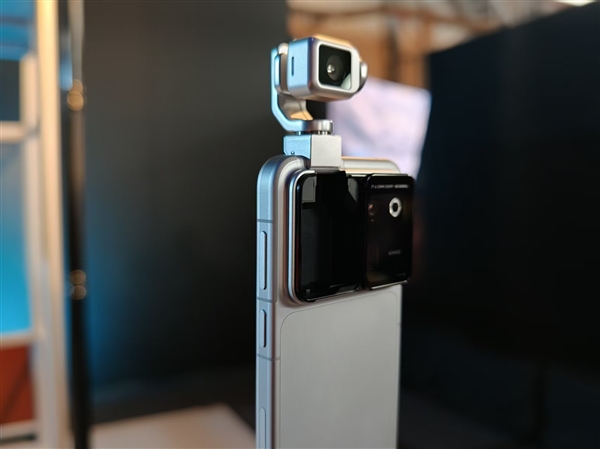 荣耀Robot Phone真机上手:首创钛合金灵巧云台 口袋里的电影机