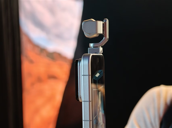 荣耀Robot Phone真机上手:首创钛合金灵巧云台 口袋里的电影机