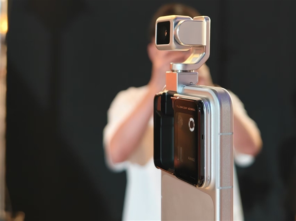 荣耀Robot Phone真机上手:首创钛合金灵巧云台 口袋里的电影机