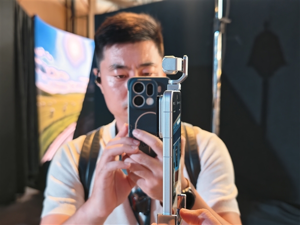 荣耀Robot Phone真机上手:首创钛合金灵巧云台 口袋里的电影机