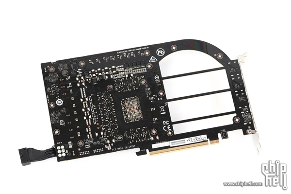 为了散热彻底拼了!技嘉40周年款RTX 5080拆解:PCB上挖四个大洞