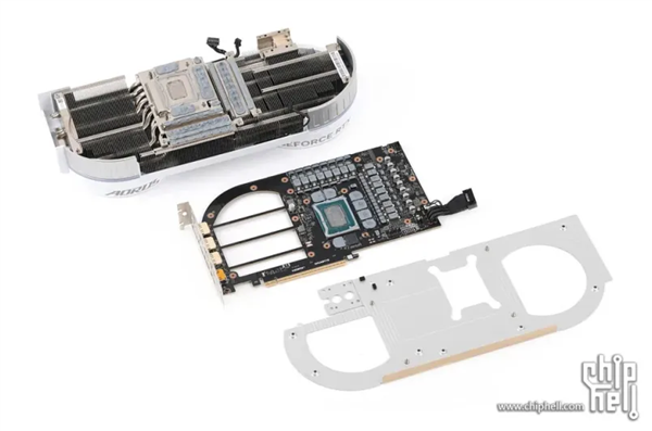 为了散热彻底拼了!技嘉40周年款RTX 5080拆解:PCB上挖四个大洞