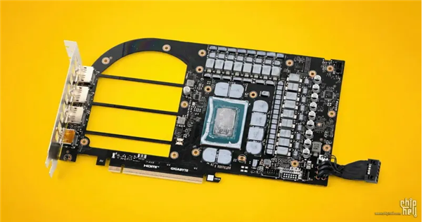 为了散热彻底拼了!技嘉40周年款RTX 5080拆解:PCB上挖四个大洞