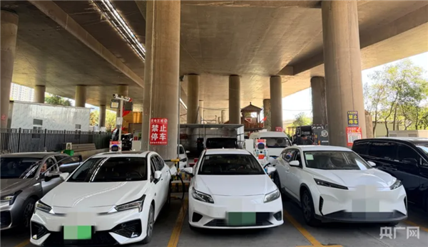 1个电桩上8个码 充电堪比开盲盒!央广网曝光充电桩扫码乱象