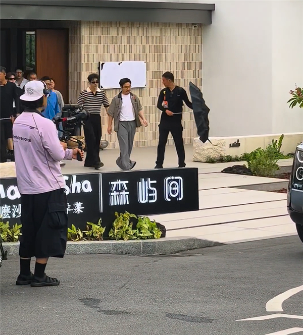 沈腾亲自驾驶带多位明星体验享界G9：“猛男粉”配色版头次见！