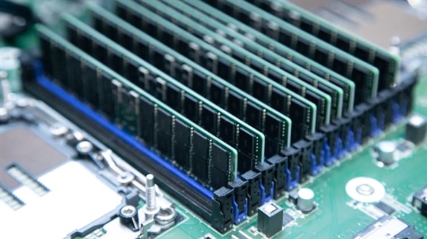 抢攻中国市场!英特尔重启DDR4平台:6月已出货、9月放量备战双十一