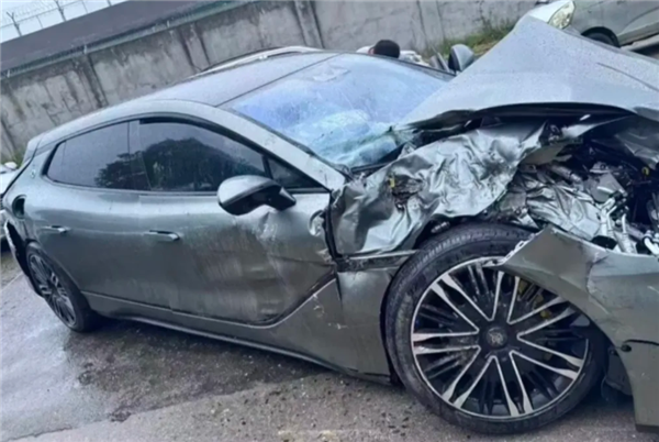 比亚迪又救车主一命!腾势Z9GT与大货车侧面相撞:车主安然无恙
