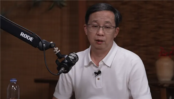 华为半导体首席科学家罕见露面:摩尔定律迭代逻辑已变 经济性早已停滞