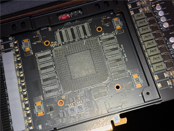 花1000多买RTX 4080想捡漏:拆开发现就一块空板!GPU、显存一个不剩