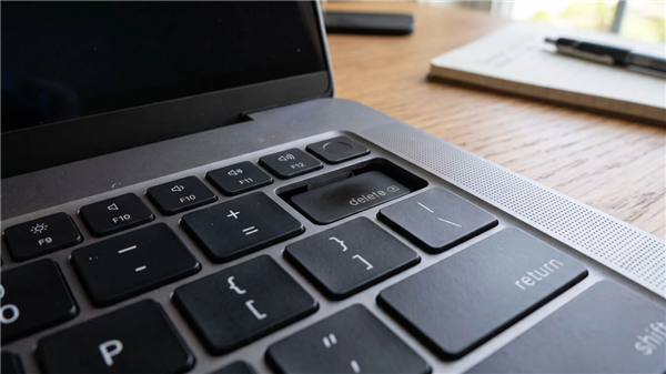 修一个退格键要6040元!MacBook Pro过热把按键卡进机身:用户已第二次中招