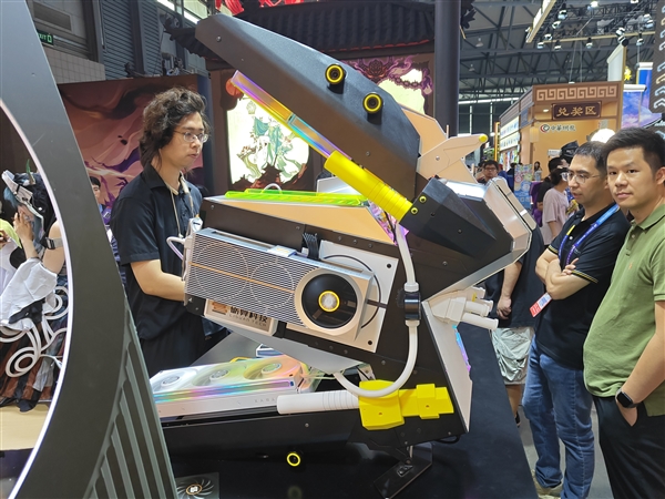 国产自研GPU从0到1破晓时刻!砺算首秀ChinaJoy:LX 7G100现场开跑黑神话