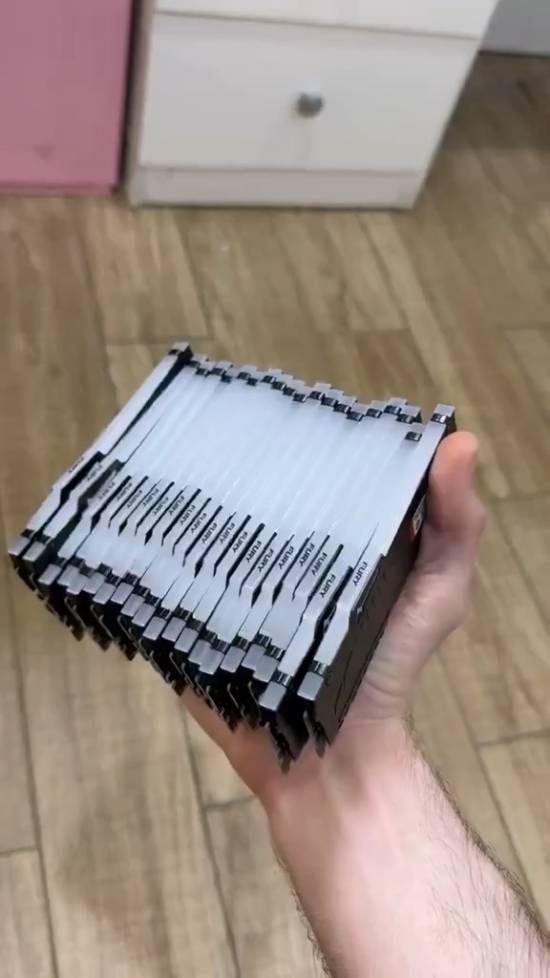 18岁小伙重金怒囤20根DDR5内存！押注15年后翻5倍