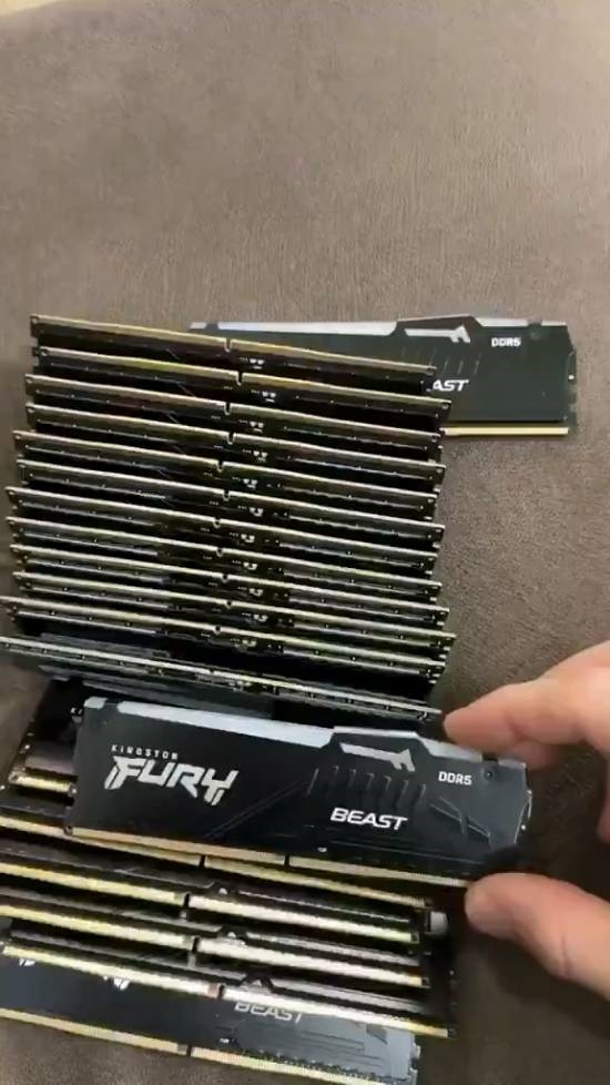 18岁小伙重金怒囤20根DDR5内存！押注15年后翻5倍