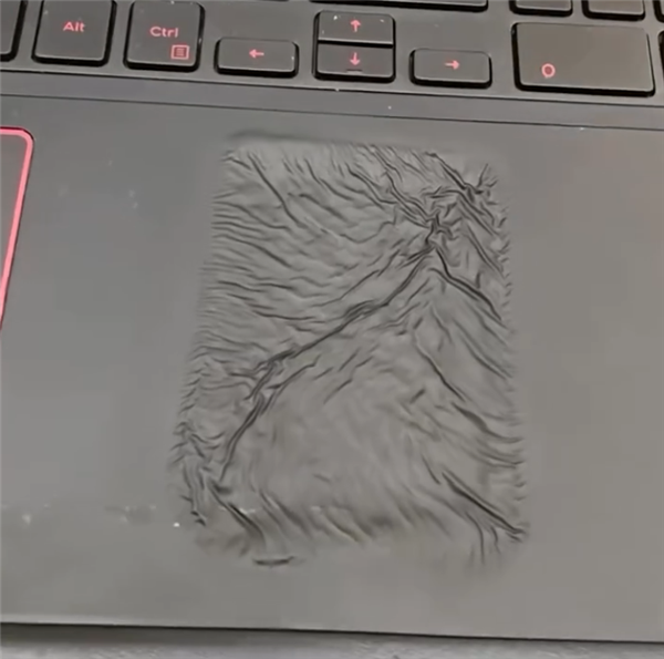 戴尔旧笔记本锂电池起火！底部烧穿大洞 SSD都被波及